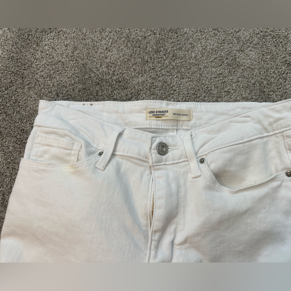 Levi's Women's MId Rise Capris Size 4/27. NWT - Picture 2 of 8
